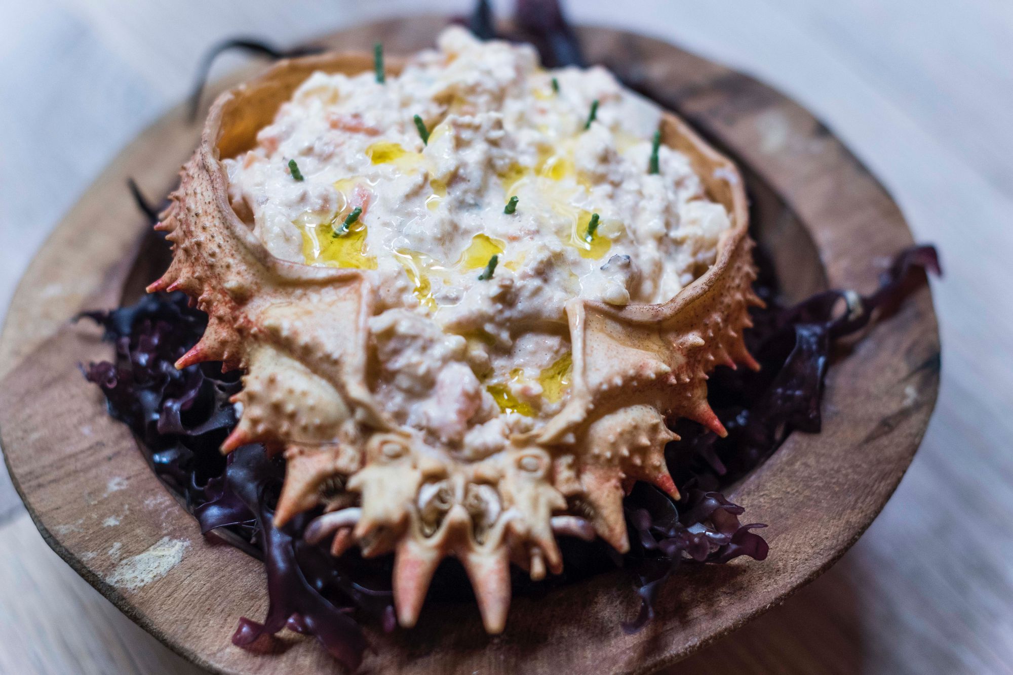 Ensaladilla rusa con carne y coral de centollo. Ensaladilla rusa con carne y coral de centollo.