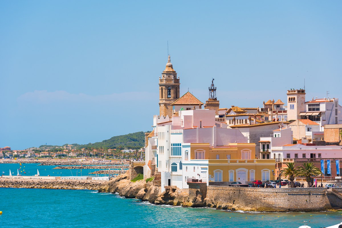 Las casitas de colores llenan de encanto el 'skyline' de Sitges. Foto: Shutterstock. Las casitas de colores llenan de encanto el 'skyline' de Sitges. Foto: Shutterstock.