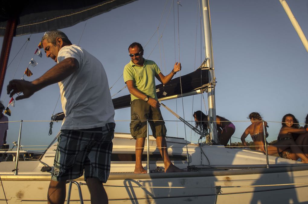 Vacaciones en el pantano de Orellana a bordo de velero de seis metros de eslora. Vacaciones en el pantano de Orellana a bordo de velero de seis metros de eslora.