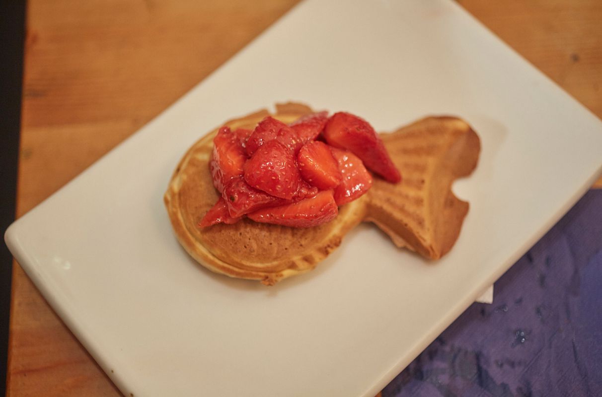 Postre de taiyaki con vinagreta de fresas del restaurante pop up de Aitor Olabegoya en el Poble Sec (Barcelona). Postre de taiyaki con vinagreta de fresas del restaurante pop up de Aitor Olabegoya en el Poble Sec (Barcelona).