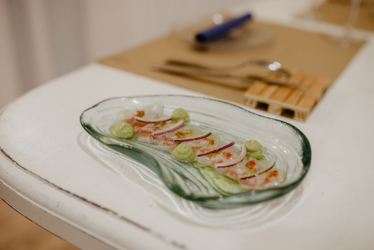 El tiradiño de lubina con crema de tomate y aguacate. El tiradiño de lubina con crema de tomate y aguacate.
