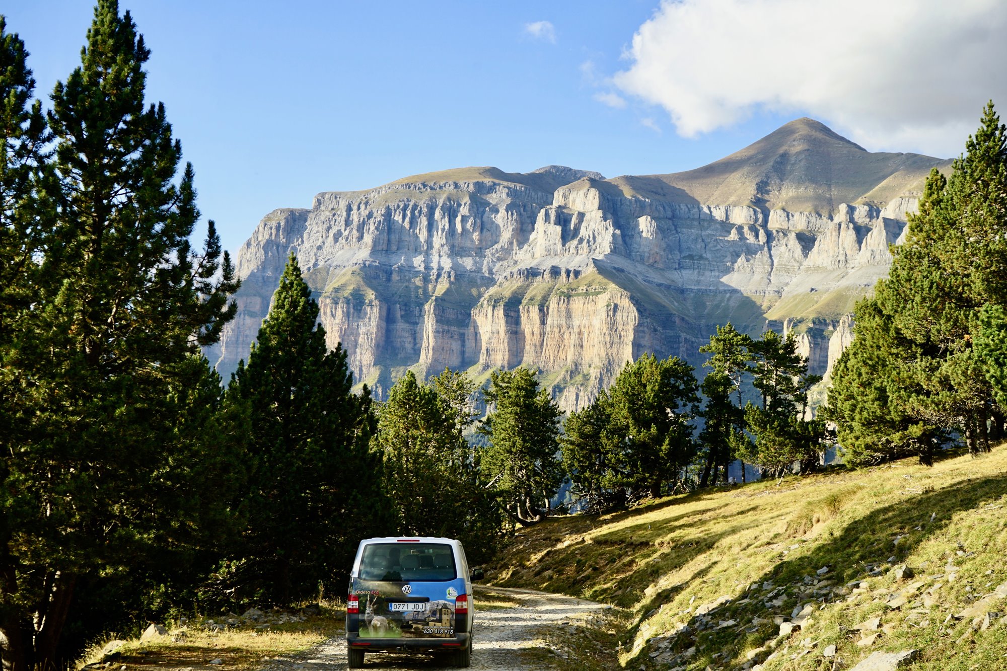 El tránsito en la pista está reservado para vehículos especiales por el parque nacional. El tránsito en la pista está reservado para vehículos especiales por el parque nacional.