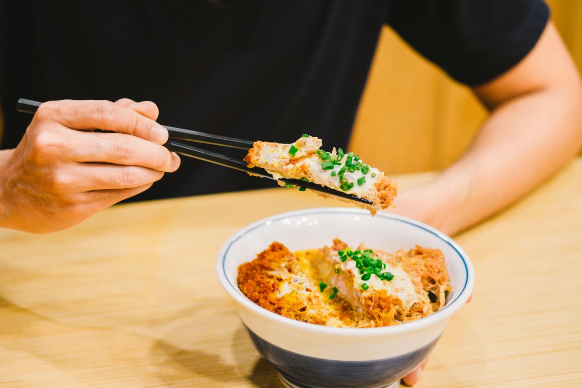 Con palillos o tenedor, la tendencia será ahora comer 'tonkatsu' Con palillos o tenedor, la tendencia será ahora comer 'tonkatsu'