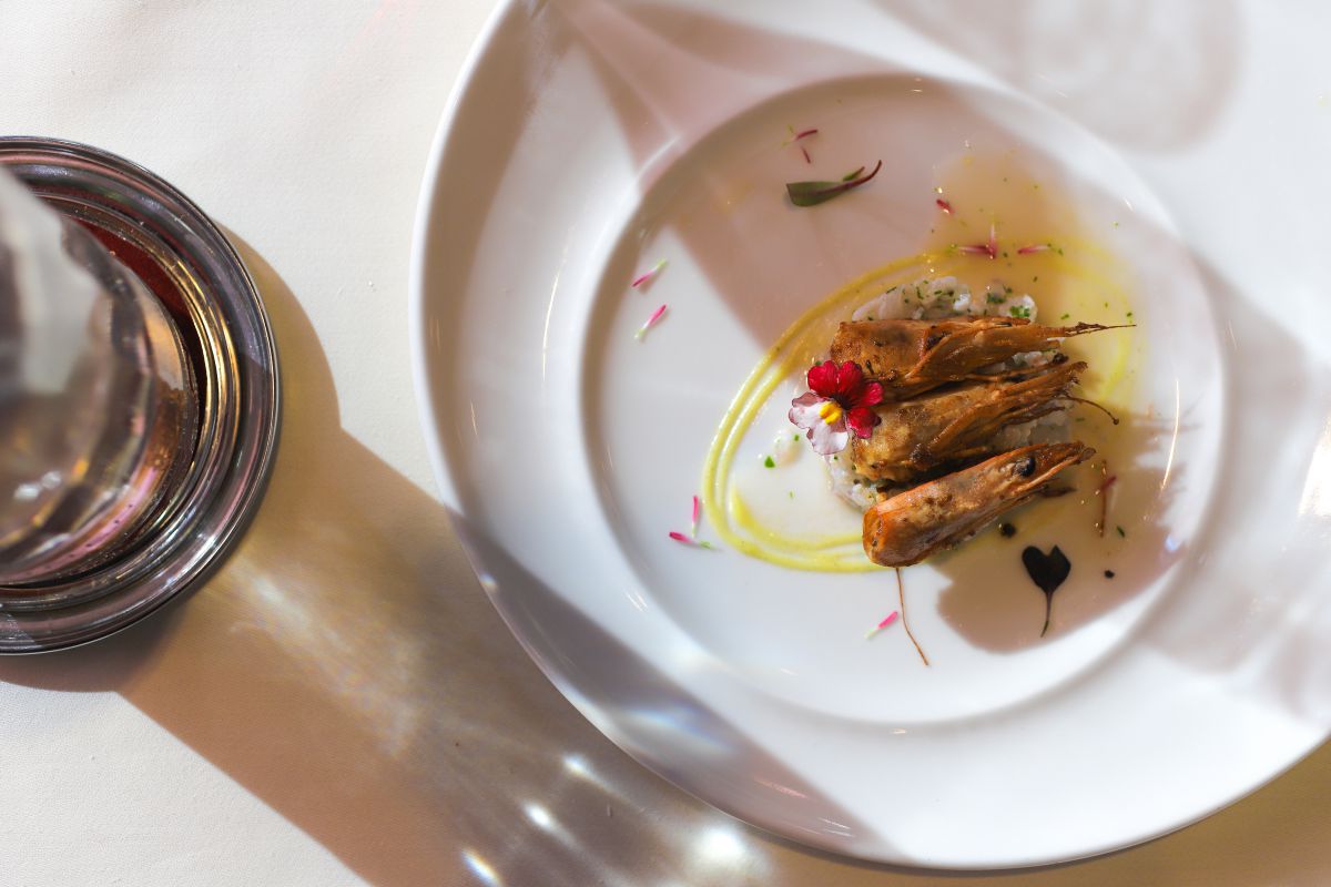 Ceviche de gamba blanca, un plato donde se encuentran Euskadi, Perú y Japón. Ceviche de gamba blanca, un plato donde se encuentran Euskadi, Perú y Japón.