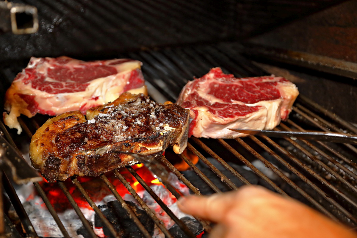 Dando la vuelta a las chuletas en la parrilla del restaurante 'Casa Julián', Tolosa. Dando la vuelta a las chuletas en la parrilla del restaurante 'Casa Julián', Tolosa.