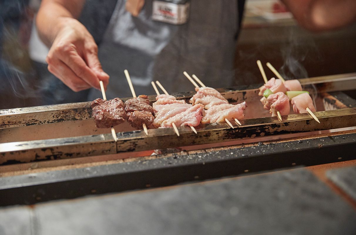 Detalle de la parrilla y las brochetas que forman el kushiyaki, las nueve brochetas en el restaurante pop up del chef Olabegoya en Poble Sec (Barcelona). Detalle de la parrilla y las brochetas que forman el kushiyaki, las nueve brochetas en el restaurante pop up del chef Olabegoya en Poble Sec (Barcelona).