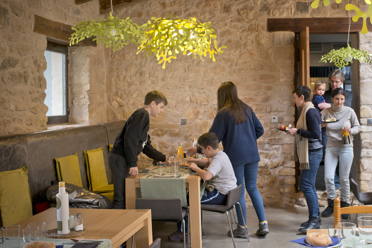 El comedor en la antigua casa del ermitaño, donde el diseño actual casa con las vetustas piedras. El comedor en la antigua casa del ermitaño, donde el diseño actual casa con las vetustas piedras.