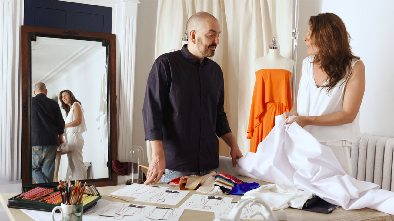 Juan Duyos y María Ritter en el estudio del diseñador probando tejidos. Juan Duyos y María Ritter en el estudio del diseñador probando tejidos.