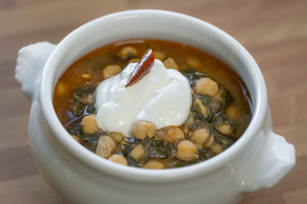 Potaje al estilo turco, con guindilla y yogur. Foto David de Luis Potaje al estilo turco, con guindilla y yogur. Foto David de Luis