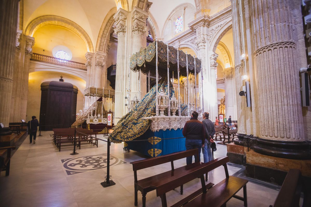Las hermandades de El Amor y La Pasión comparten sede en la iglesia del Salvador. También brillará el palio de la Hermandad del Silencio en La M Las hermandades de El Amor y La Pasión comparten sede en la iglesia del Salvador. También brillará el palio de la Hermandad del Silencio en La M