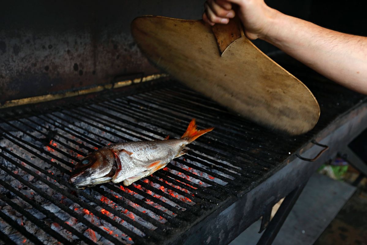 Un besugo directamente a la parrilla, en el Bodegón Joxe Mari, en Orio, Guipúzcoa. Un besugo directamente a la parrilla, en el Bodegón Joxe Mari, en Orio, Guipúzcoa.