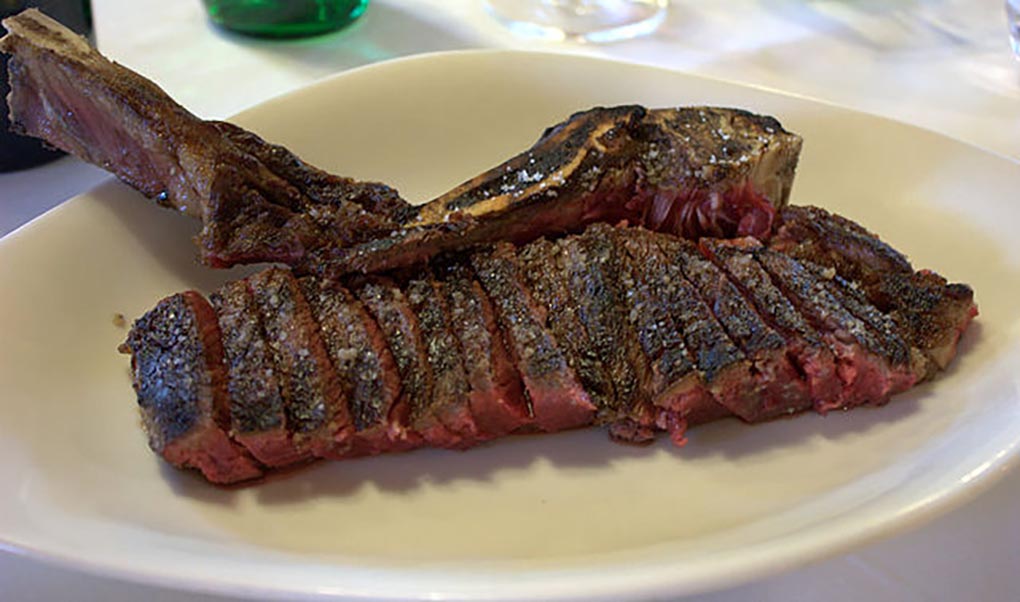 Una chuleta en su punto debe de presentar un color rosado, apetecible para el ojo y el estómago. Foto: Asador Etxebarri. Una chuleta en su punto debe de presentar un color rosado, apetecible para el ojo y el estómago. Foto: Asador Etxebarri.