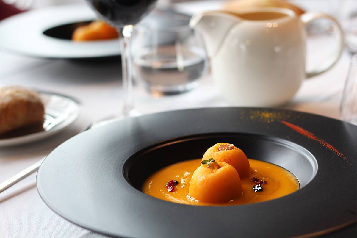 Gazpacho de mango con nísperos rellenos de 'foie'. Foto: Collados Beach. Gazpacho de mango con nísperos rellenos de 'foie'. Foto: Collados Beach.