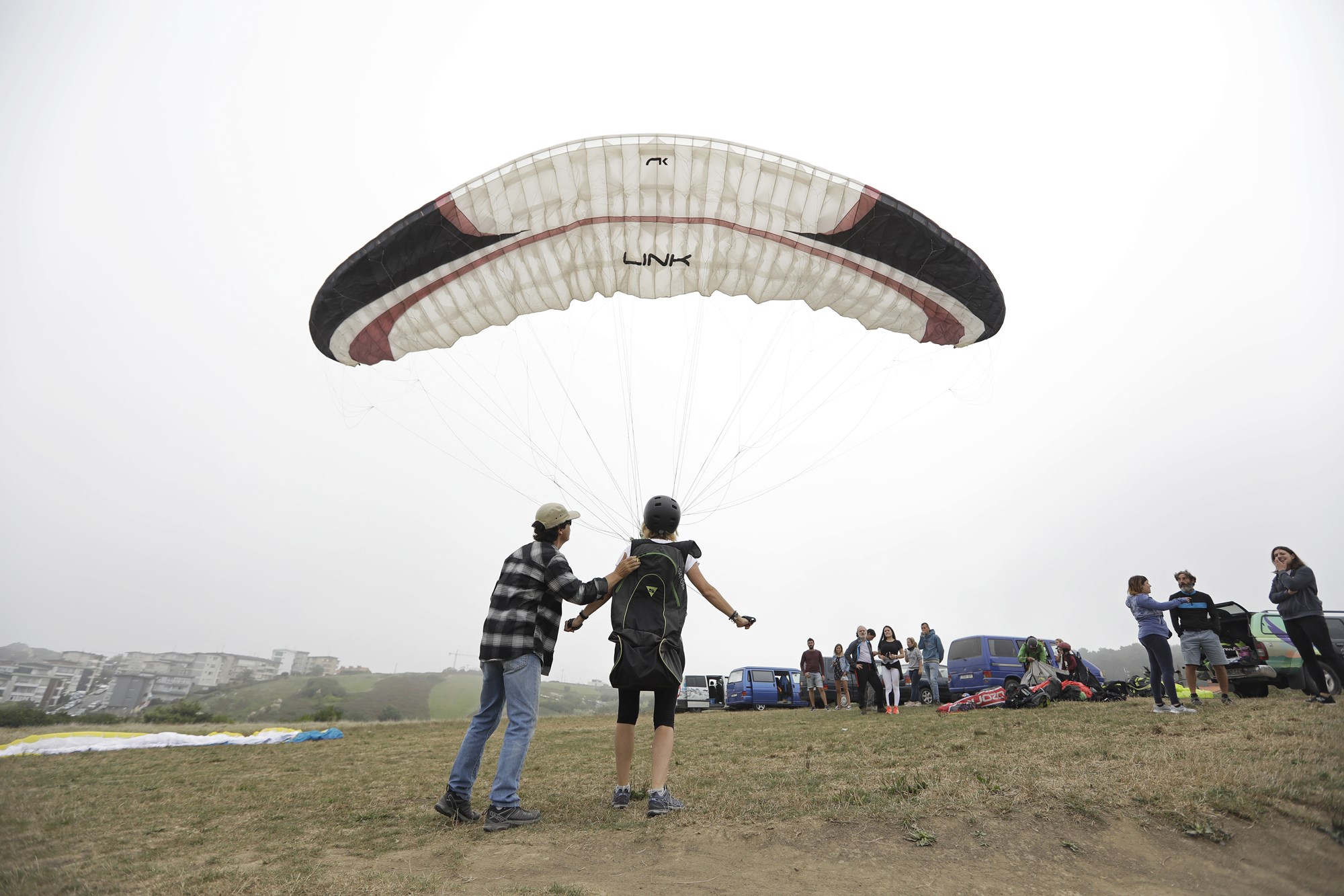Controlar el parapente estando en tierra es uno de los pasos más importantes. Controlar el parapente estando en tierra es uno de los pasos más importantes.