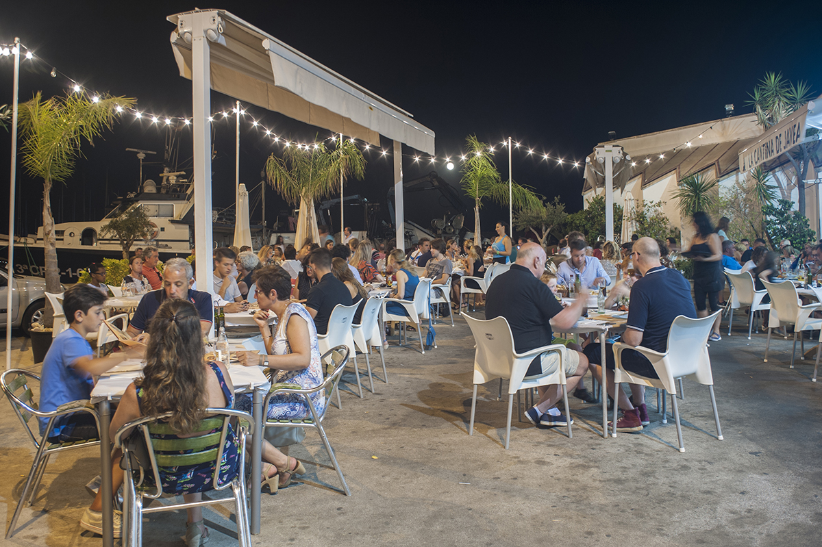 'La Cantina' ha pasado de ser un barecito de pescadores a la meca del buen comer de Jávea. Foto: Retratería. 'La Cantina' ha pasado de ser un barecito de pescadores a la meca del buen comer de Jávea. Foto: Retratería.