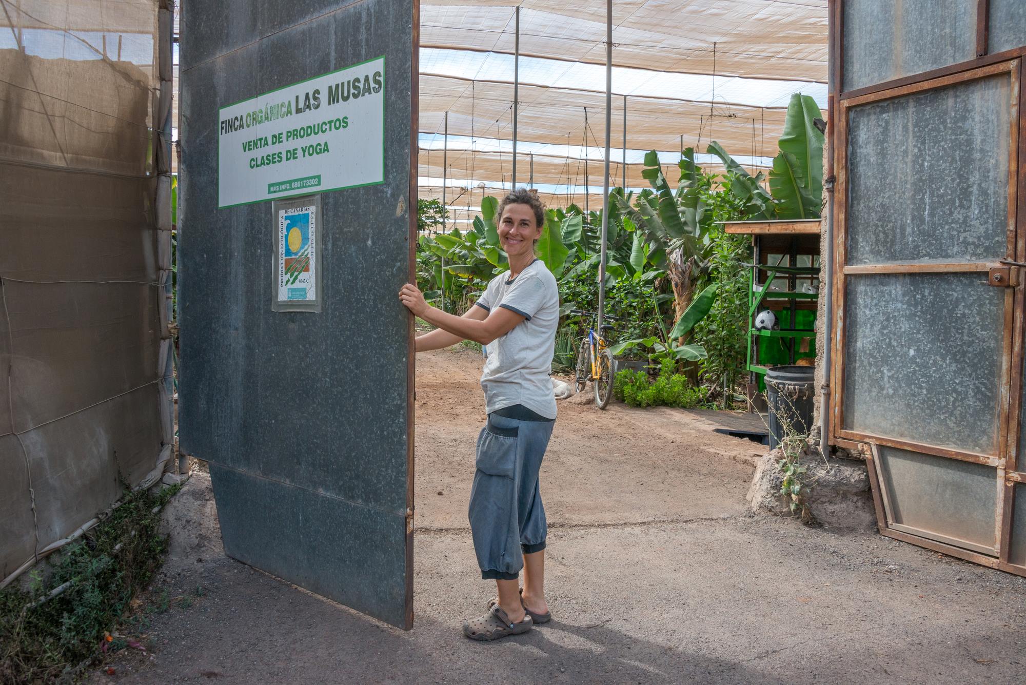 Carolina nos da la bienvenida a su finca orgánica, centro de venta de productos y clases de yoga. Carolina nos da la bienvenida a su finca orgánica, centro de venta de productos y clases de yoga.