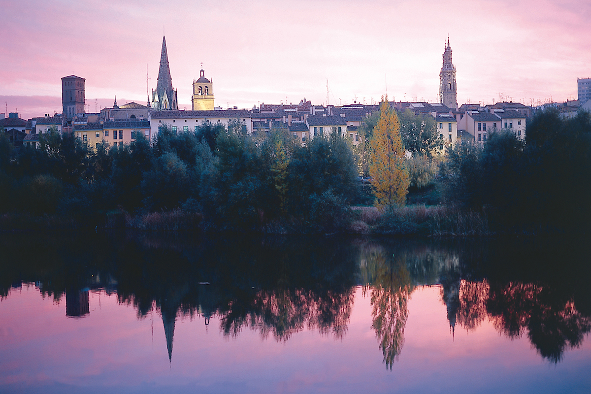 Logroño reflejado en el Ebro. Foto: La Rioja Turismo. Logroño reflejado en el Ebro. Foto: La Rioja Turismo.