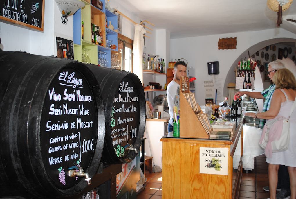 Venta de vino y productos típicos en 'El Lagar'. Venta de vino y productos típicos en 'El Lagar'.