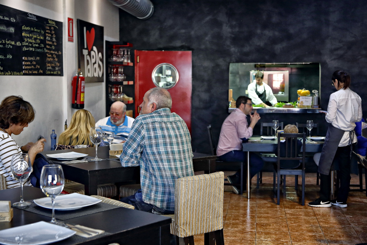 La carta en AIE Gastrobar es una enorme pizarra en la pared, condicionada por la huerta y la lonja. La carta en AIE Gastrobar es una enorme pizarra en la pared, condicionada por la huerta y la lonja.