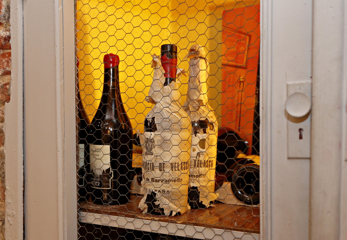 Una botella de manzanilla de Sanlúcar de Barrameda en una vitrina del restaurante 'Matritum', en Madrid. Una botella de manzanilla de Sanlúcar de Barrameda en una vitrina del restaurante 'Matritum', en Madrid.