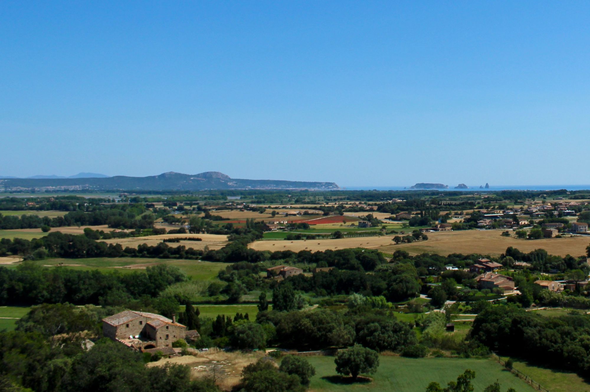 Las vistas de la llanura del Bajo Ter desde Pals son impresionantes. Las vistas de la llanura del Bajo Ter desde Pals son impresionantes.