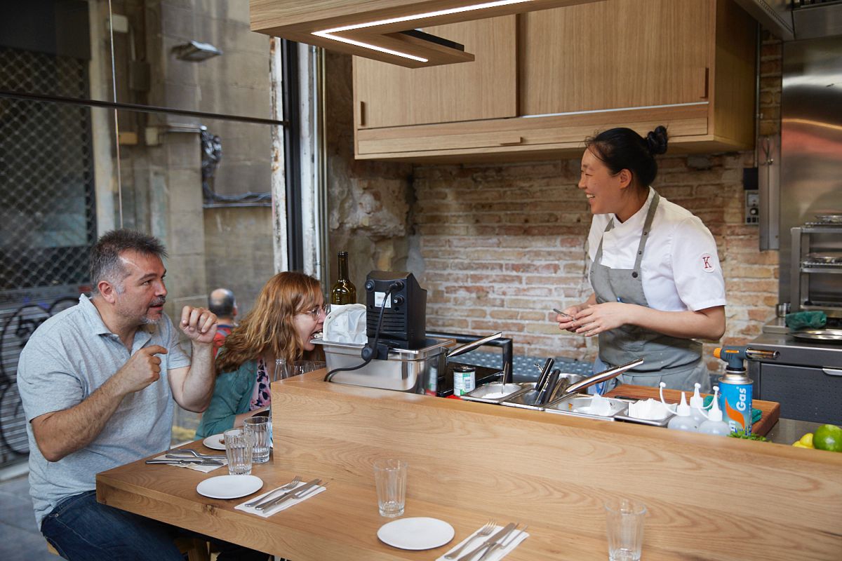 La chef china Shu Zhang conversa con los comensales en la barra del restaurante Direkte Boqueria, en Barcelona. La chef china Shu Zhang conversa con los comensales en la barra del restaurante Direkte Boqueria, en Barcelona.