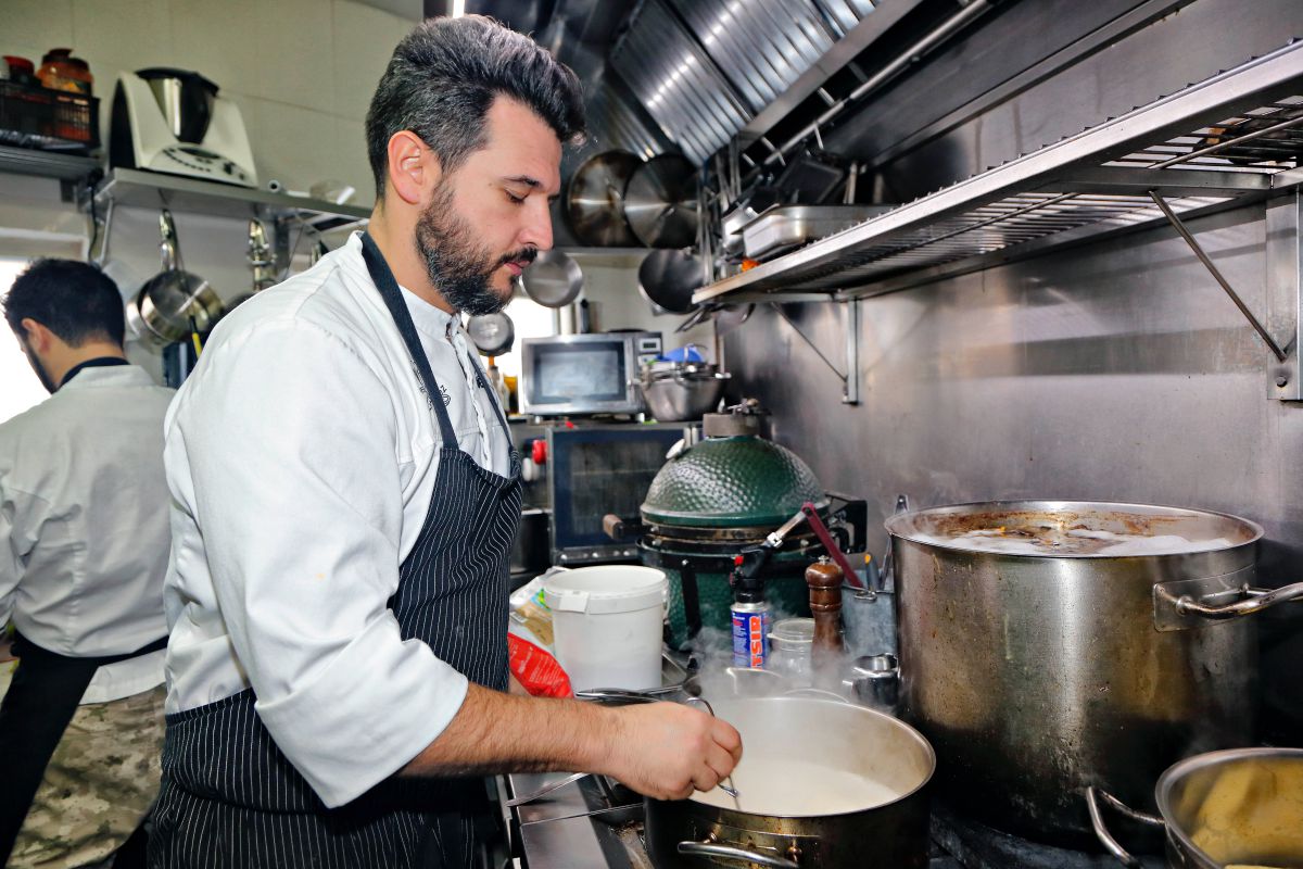 En la cocina no cabe ni un alfiler. En la cocina no cabe ni un alfiler.