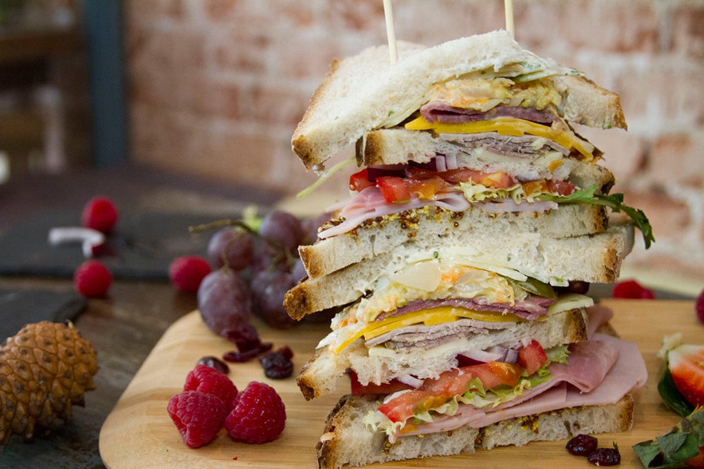 El Dagwood, un bocadillo de tres pisos con pan de hogaza. Foto: The Toast Tavern. El Dagwood, un bocadillo de tres pisos con pan de hogaza. Foto: The Toast Tavern.