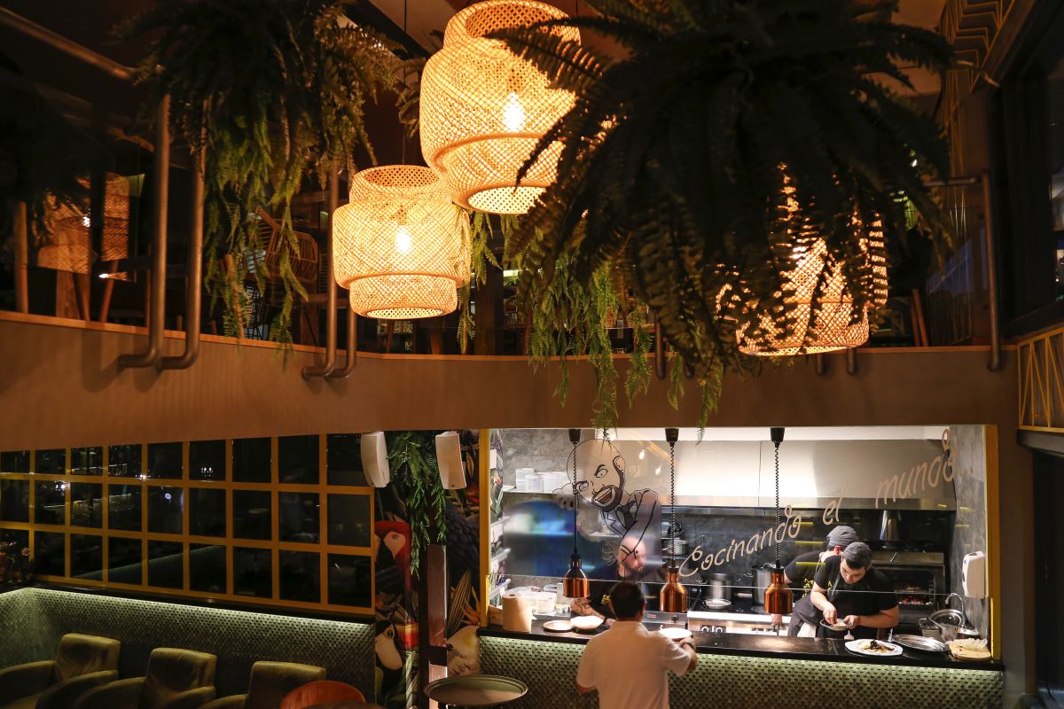 Aquí encontramos un ambiente tropical y elegante, vajilla seleccionada con mimo y una carta mutante y juguetona. Aquí encontramos un ambiente tropical y elegante, vajilla seleccionada con mimo y una carta mutante y juguetona.