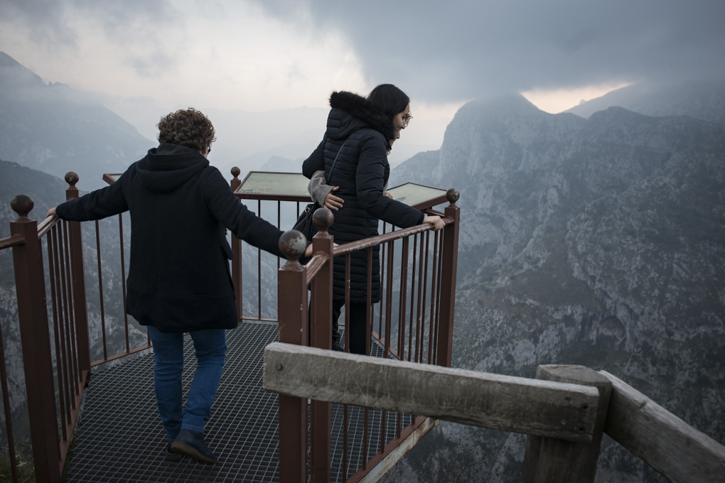 El mirador no es para personas con vértigo, a no ser que quieran ver más alto que águilas, buitres o quebrantahuesos. El mirador no es para personas con vértigo, a no ser que quieran ver más alto que águilas, buitres o quebrantahuesos.