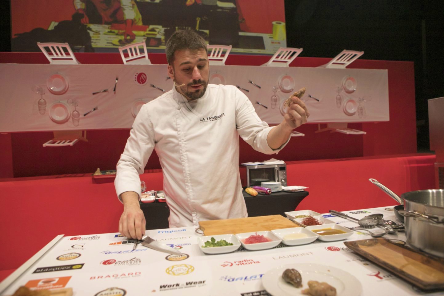 Javi Estévez preparó su famosa cabeza de cochinillo confitada y frita. Foto cedida. Javi Estévez preparó su famosa cabeza de cochinillo confitada y frita. Foto cedida.
