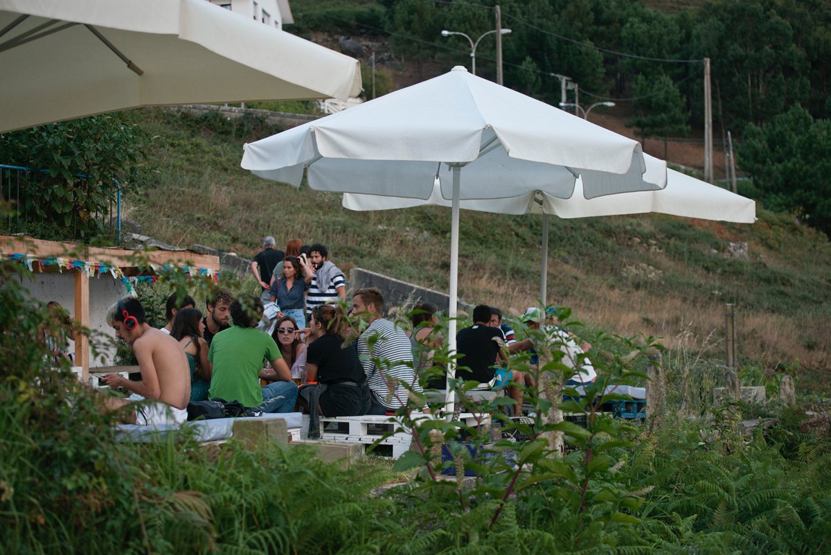 Chiringo do Fonforrón (Playa de Fonforrón): clientes en la terraza Chiringo do Fonforrón (Playa de Fonforrón): clientes en la terraza