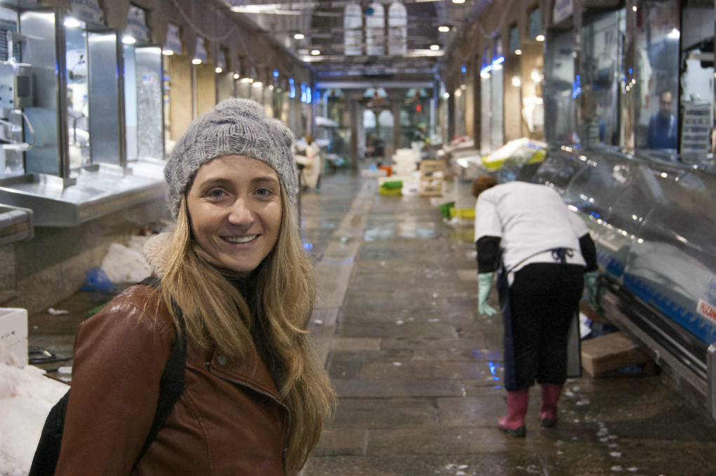 La chef es una apasionada del mercado. La chef es una apasionada del mercado.