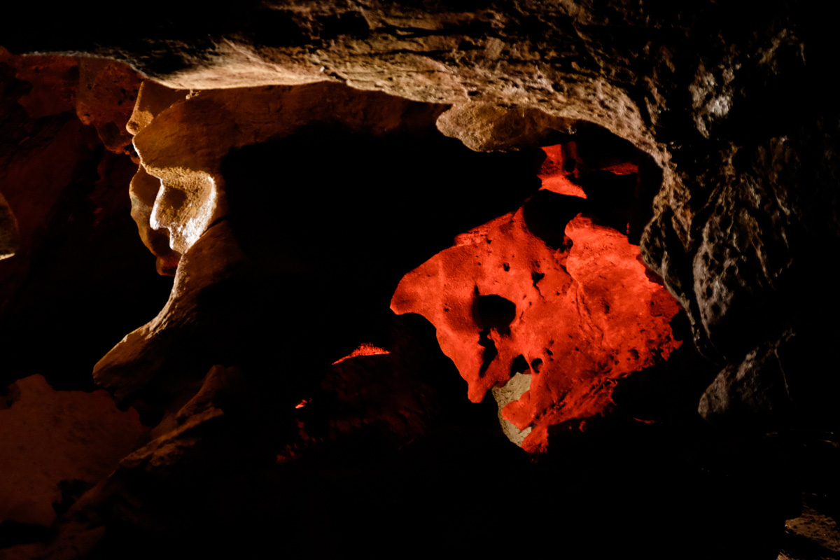 La Cara del Diablo es la única formación de la cueva iluminada en rojo. ¡Imposible no verla! La Cara del Diablo es la única formación de la cueva iluminada en rojo. ¡Imposible no verla!
