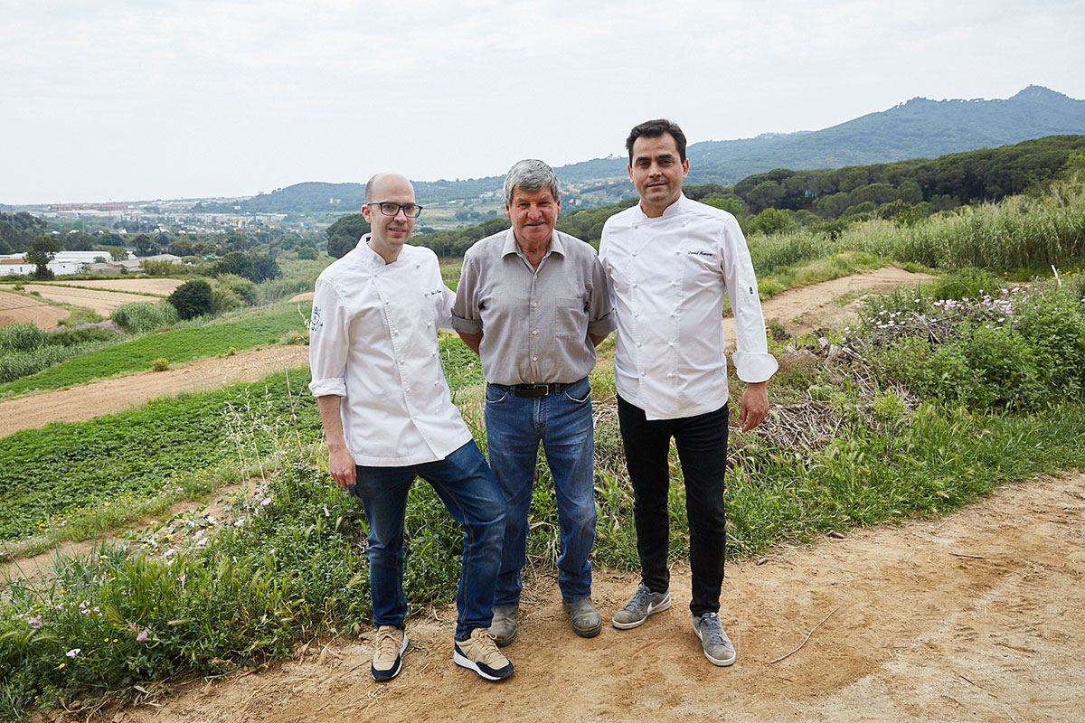 Los chefs Luis Antonio Llamas y David Romero (jefe) con Josep Cabrafiga, el payés que cuida del huerto. Los chefs Luis Antonio Llamas y David Romero (jefe) con Josep Cabrafiga, el payés que cuida del huerto.