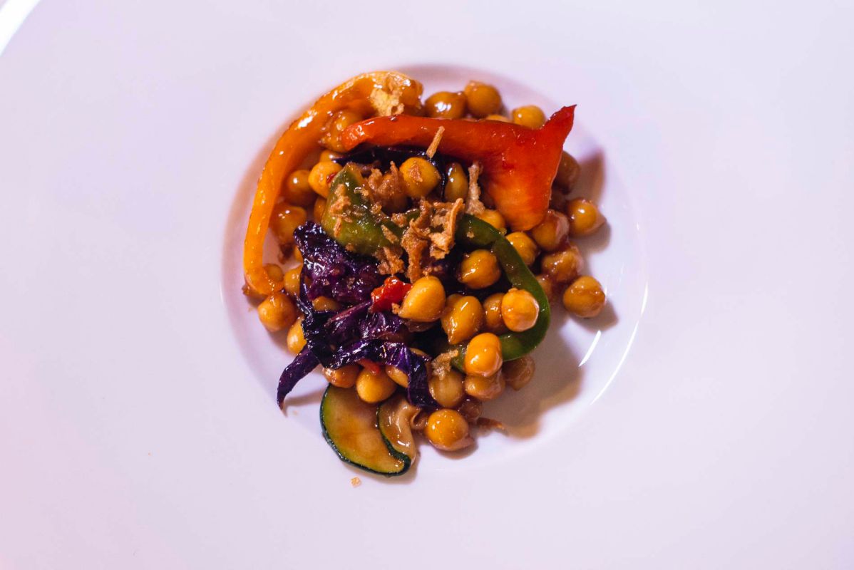 Plato de wok de garbanzos salteados con verdura, de 'La Trangantúa', en el Barrio de las Letras, Madrid. Plato de wok de garbanzos salteados con verdura, de 'La Trangantúa', en el Barrio de las Letras, Madrid.