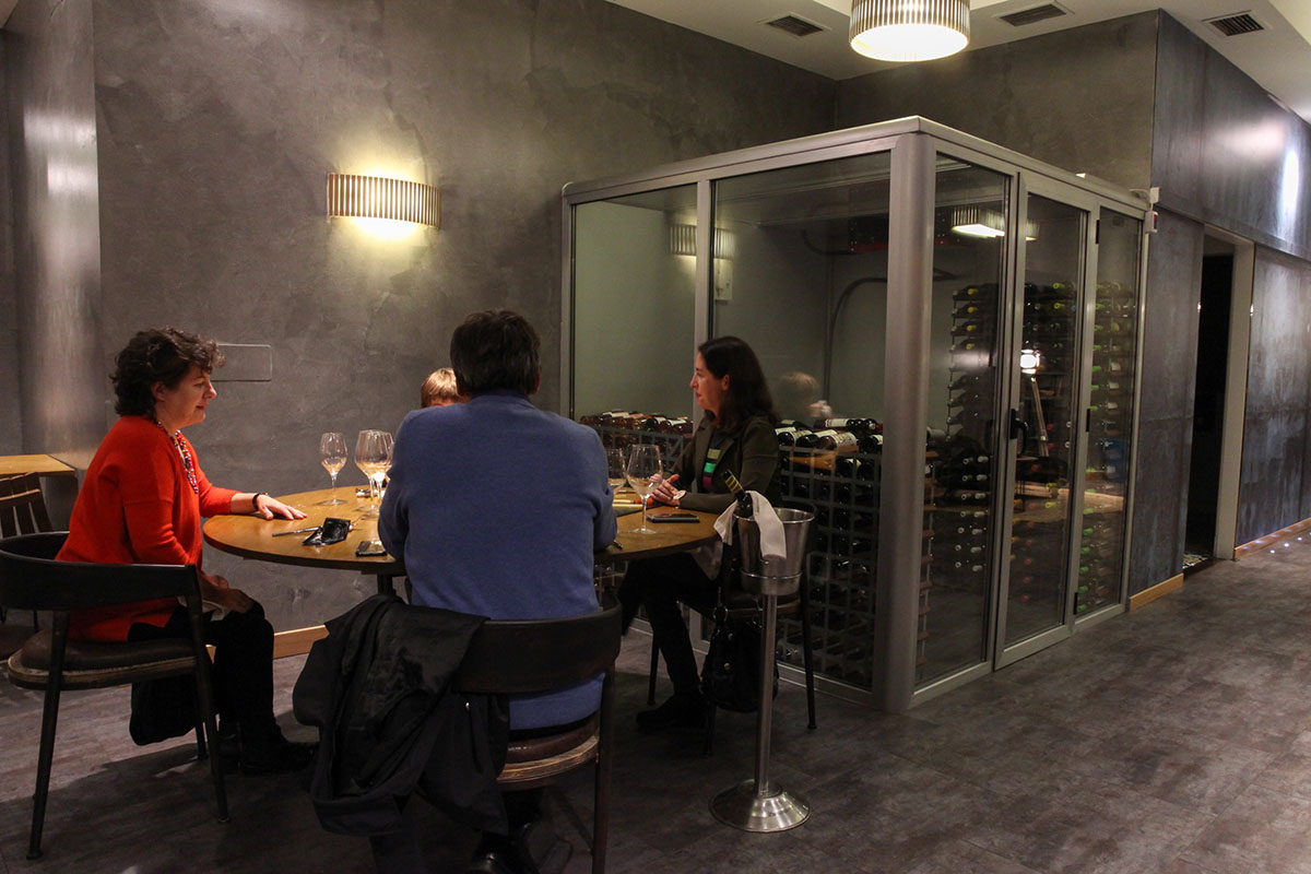 En la parte del salón, la bodega está a la vista de todos. En la parte del salón, la bodega está a la vista de todos.