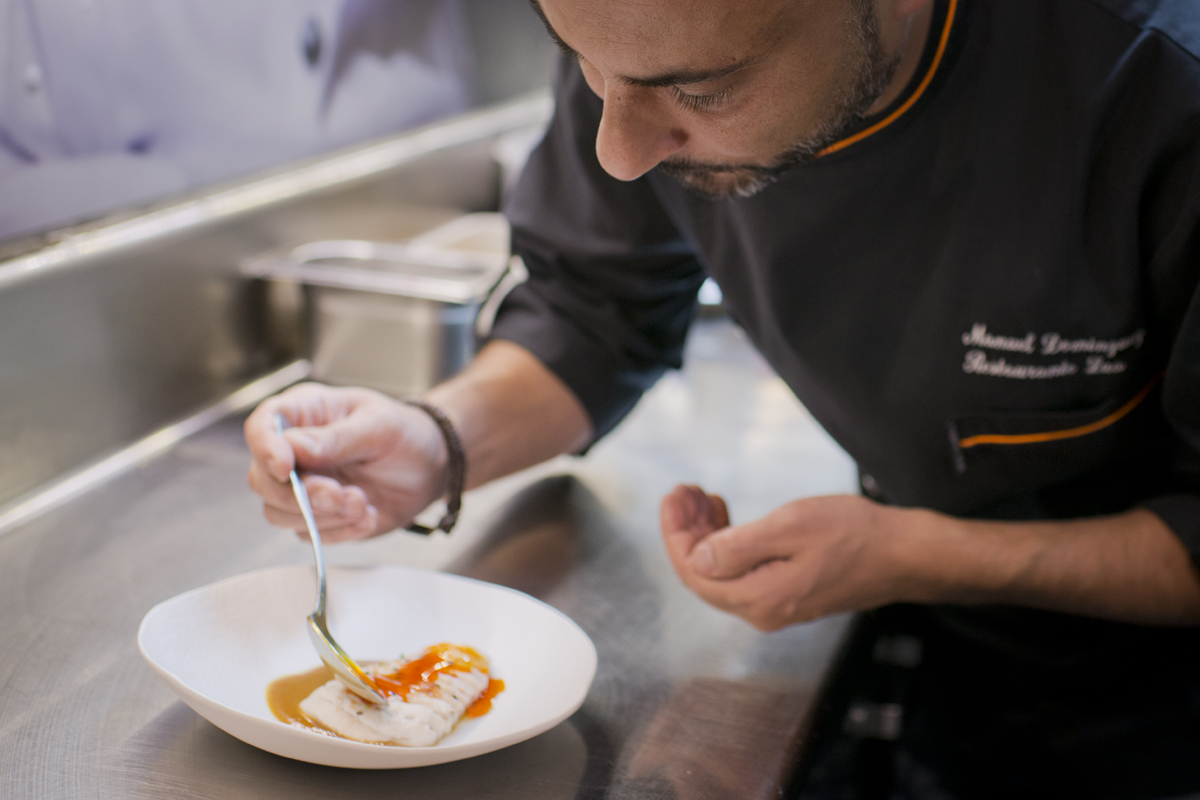 Manuel monta en la cocina su deseada raya con ajada. Manuel monta en la cocina su deseada raya con ajada.