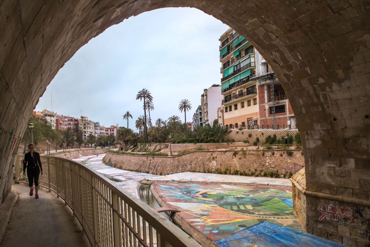 Una mujer anda a paso ligero por la ladera del río Vinapoló, en Elche, Alicante. Una mujer anda a paso ligero por la ladera del río Vinapoló, en Elche, Alicante.