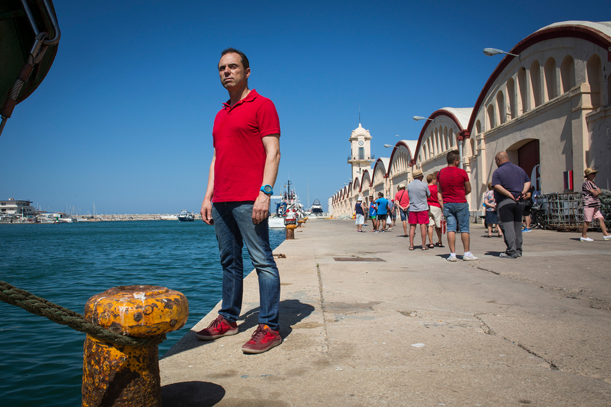 El chef acude él mismo al puerto a buscar el producto para su restaurante. El chef acude él mismo al puerto a buscar el producto para su restaurante.
