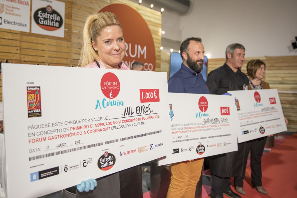 Los tres finalistas con sus respectivos premios Los tres finalistas con sus respectivos premios