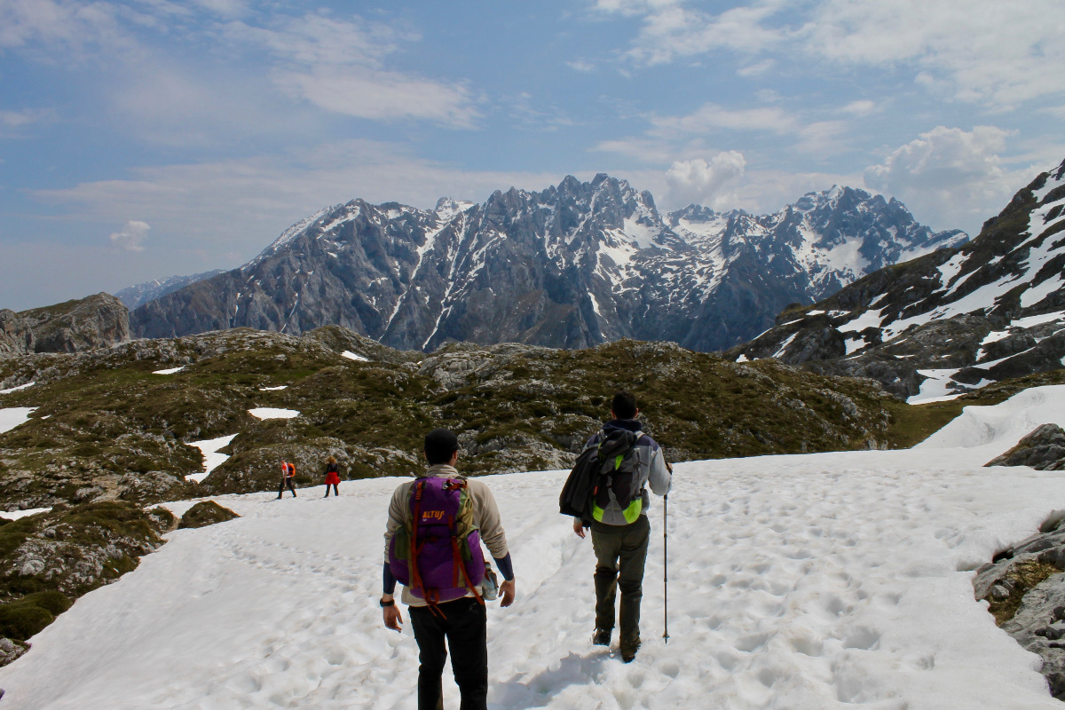Trekking por Vega de Ario, donde aún queda algo de nieve. Trekking por Vega de Ario, donde aún queda algo de nieve.