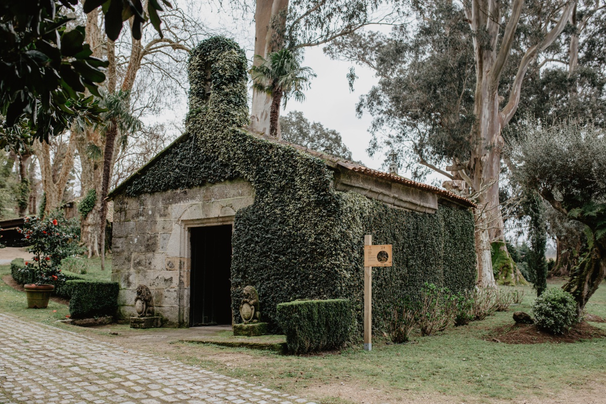 La ermita del pazo de Rubianes forma parte de la visita junto con los jardines, los viñedos, la casa y la bodega del siglo XV. La ermita del pazo de Rubianes forma parte de la visita junto con los jardines, los viñedos, la casa y la bodega del siglo XV.
