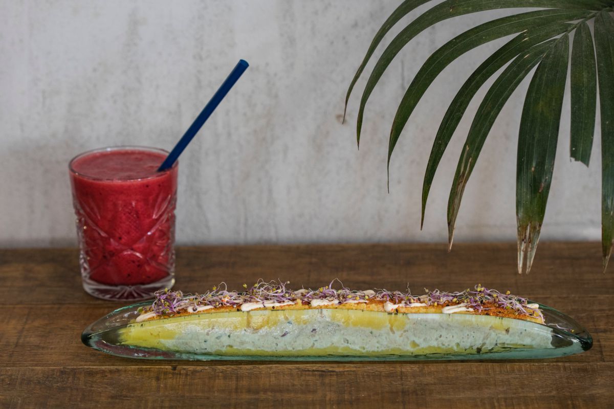 Causa limeña con atún y un zumo de remolacha, naranja, manzana y jengibre. Causa limeña con atún y un zumo de remolacha, naranja, manzana y jengibre.