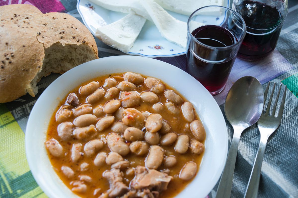 Plato de fabada del guachinche Zacatín, en Tenerife, junto al vino y el pan. Plato de fabada del guachinche Zacatín, en Tenerife, junto al vino y el pan.