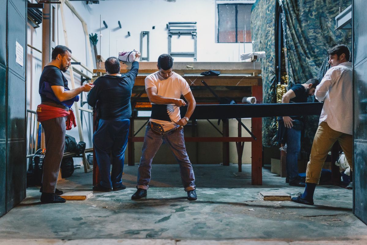 Costaleros de la Hermandad del Amor se 'fajan' antes de realizar el ensayo de cara al día de la salida. Costaleros de la Hermandad del Amor se 'fajan' antes de realizar el ensayo de cara al día de la salida.