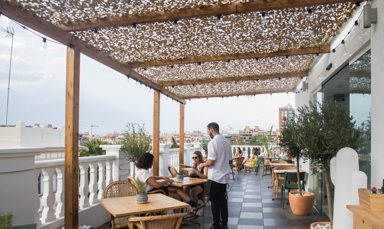Azotea 'Carmen Polo Terrace': camarero atendiendo a clientes Azotea 'Carmen Polo Terrace': camarero atendiendo a clientes