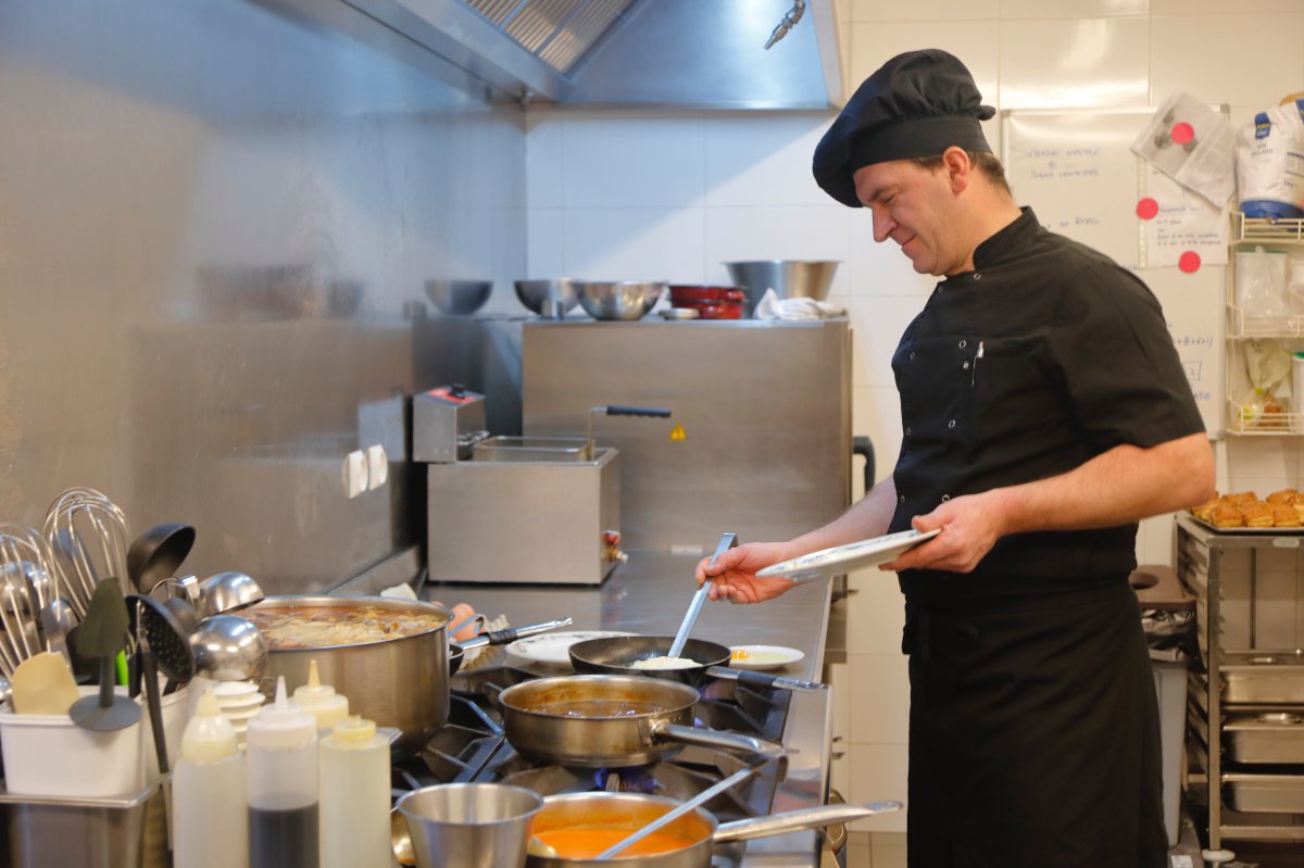 La amplia cocina comunica los dos salones de comida en 'The Bost'. La amplia cocina comunica los dos salones de comida en 'The Bost'.