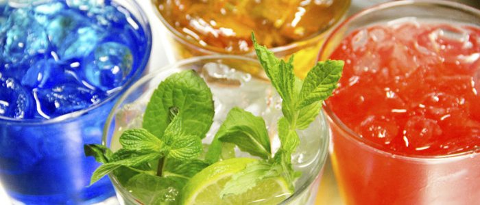 Con vodka se elaboran numerosos cócteles. Con vodka se elaboran numerosos cócteles.
