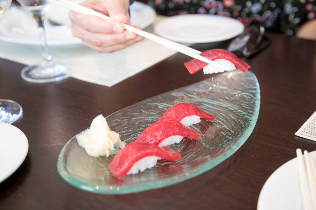 Un plato de nigiri de lomo de atún. Un plato de nigiri de lomo de atún.
